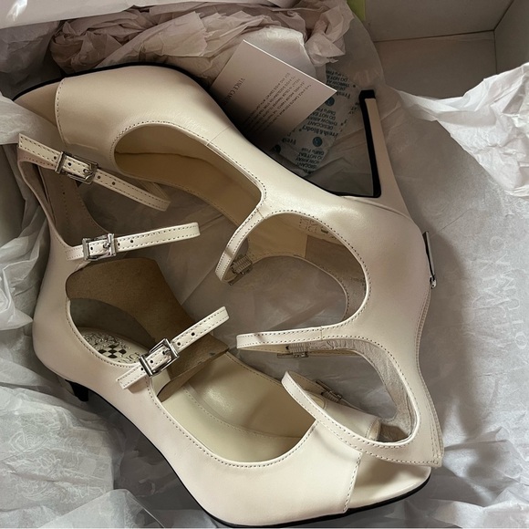 NEW! Vince Camuto Leather Coconut Cream Heels Designer Women’s Size 7.5 - Picture 16 of 16